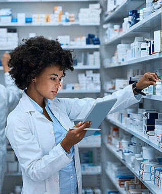 Apothekerin kontrolliert Sicherheitsetiketten für Medikamente